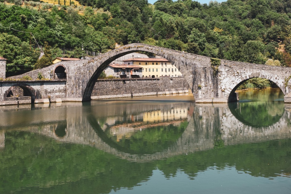 Kamenný most Ponte della Maddalena s odrazom v rieke Serchio
