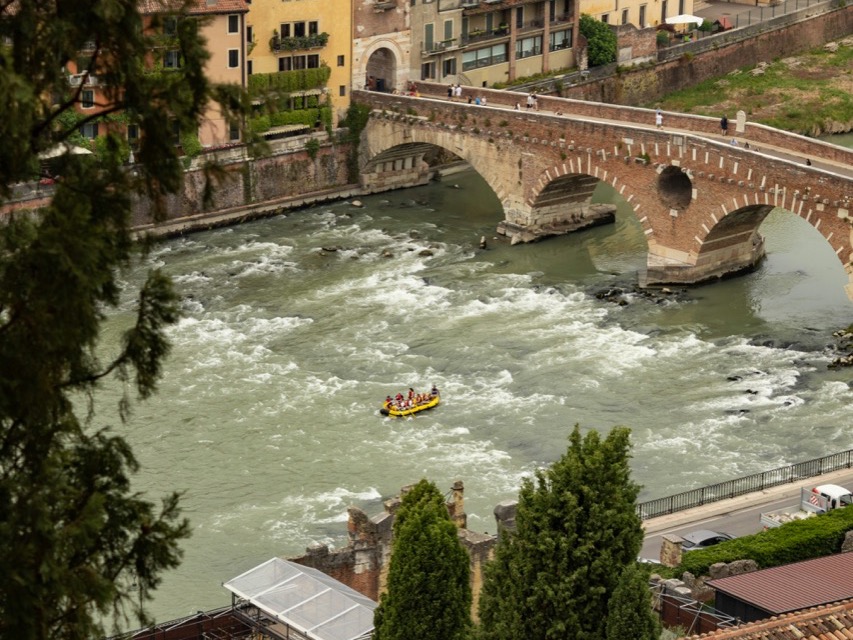 Most Ponte Pietra cez rieku Adiža vo Verone a rafting na rieke