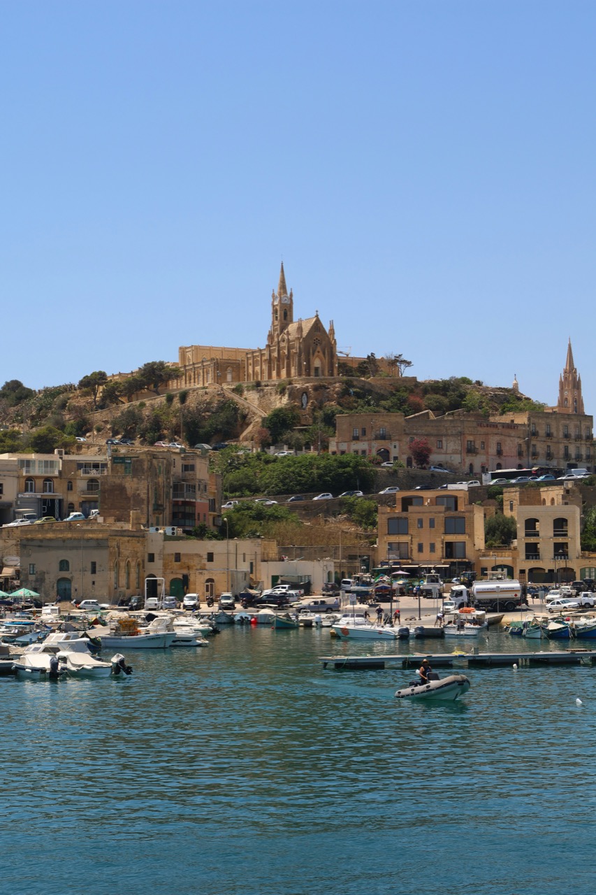 Prístav Mgarr na ostrove Gozo s kostolom nad mestom