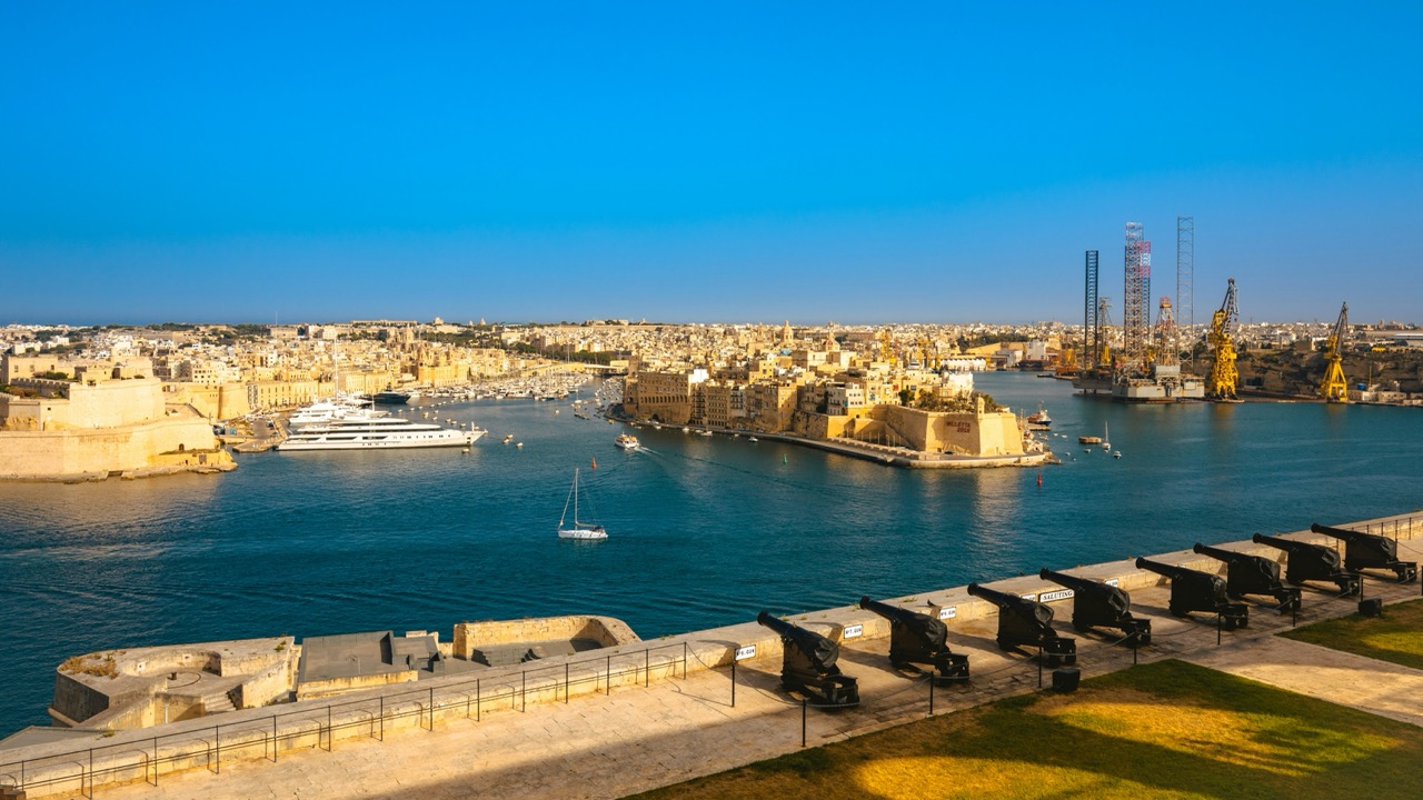 Pohľad z opevnenia Valletty na Grand Harbour s kanónmi