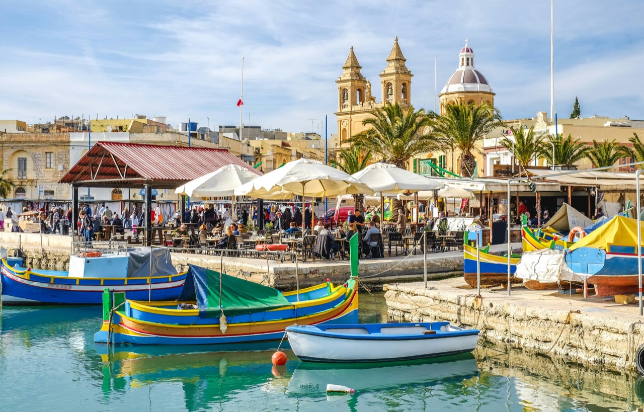 Farebné rybárske lode luzzu v prístave Marsaxlokk