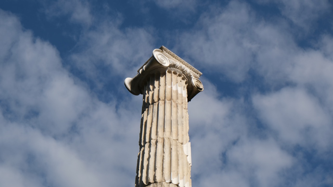 Ionský stĺp v archeologickej lokalite Olympia