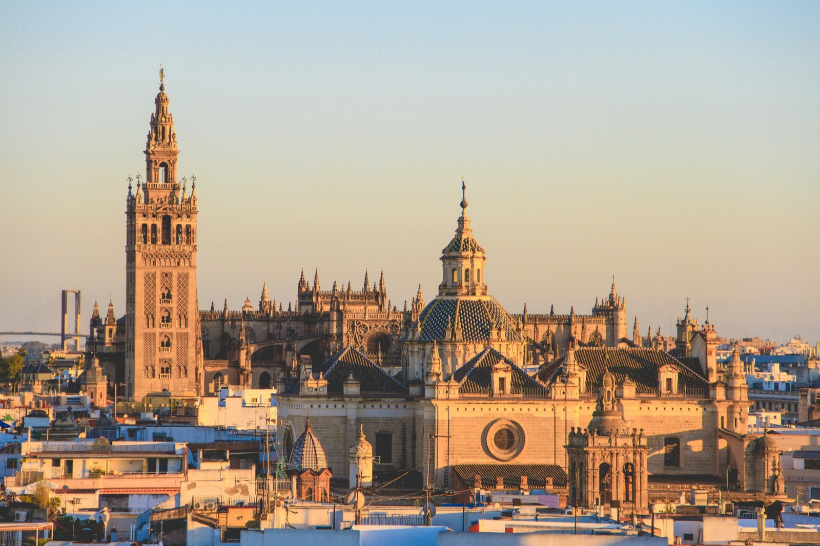 Katedrála a veža Giralda v Seville pri západe slnka