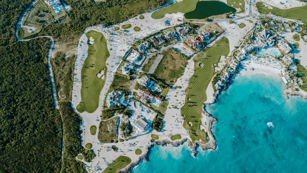 Letecký pohľad na golfové ihrisko a pobrežie pri Cap Cana