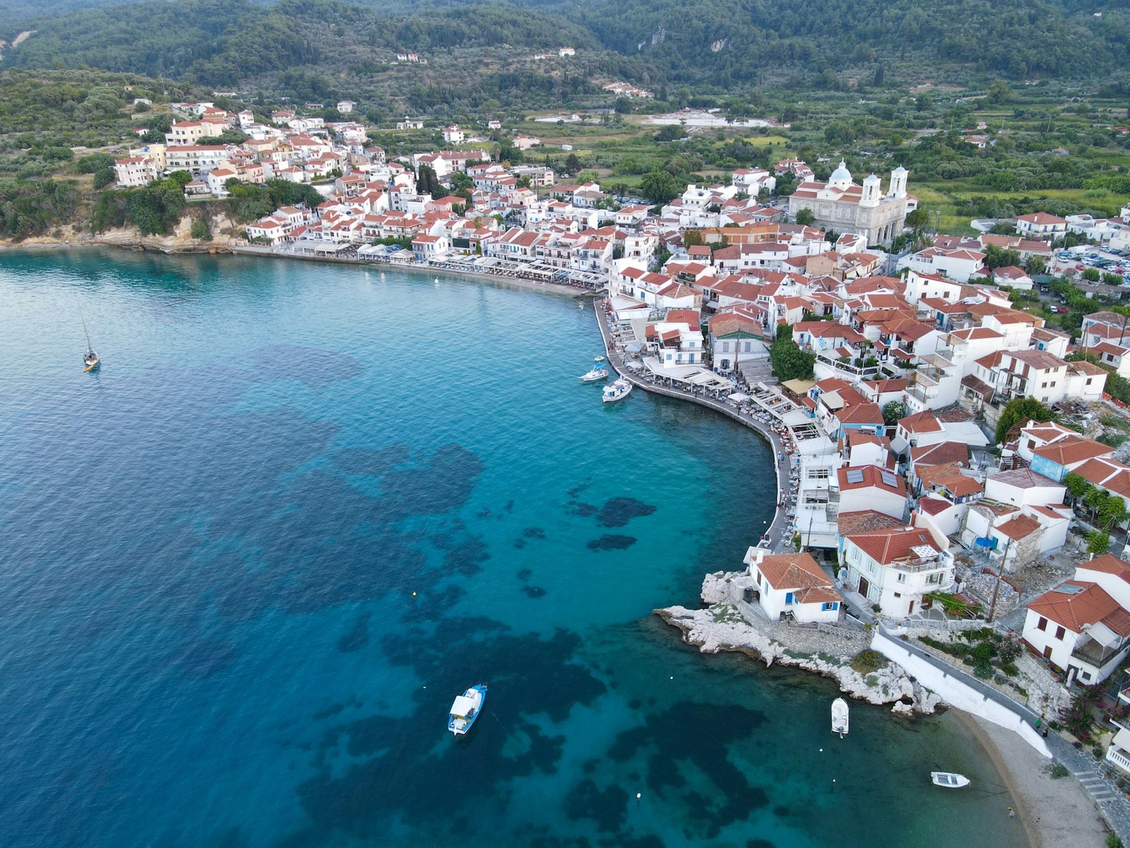 Pobrežná dedina Kokkari na ostrove Samos