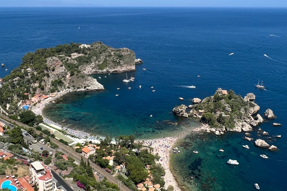 Zátoka Isola Bella pri Taormine s ostrovčekom a lodičkami