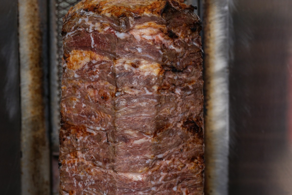 Vertikálny ražeň s marinovaným mäsom na döner kebab