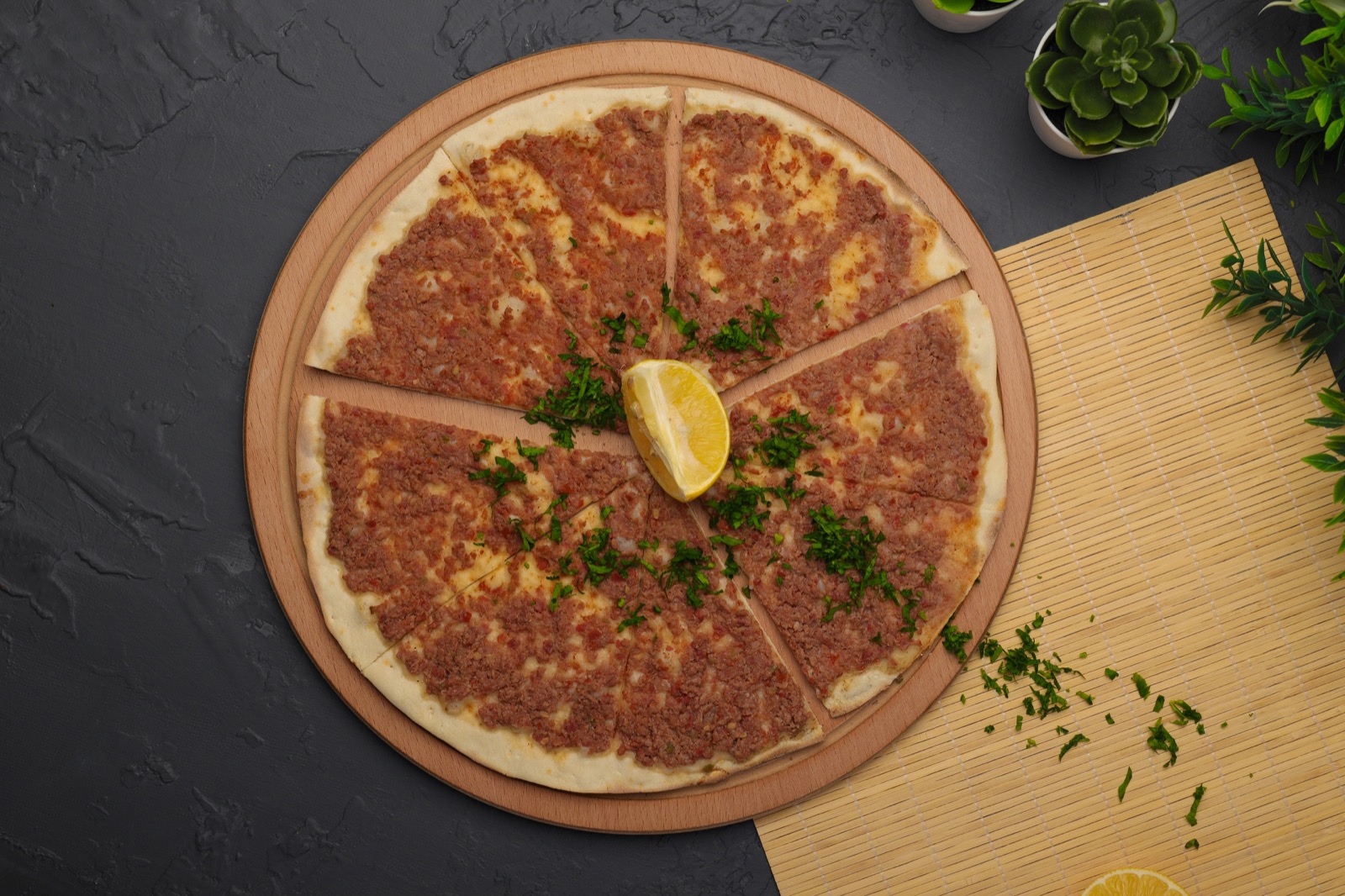 Lahmacun - tenká turecká placka s mletým mäsom a citrónom