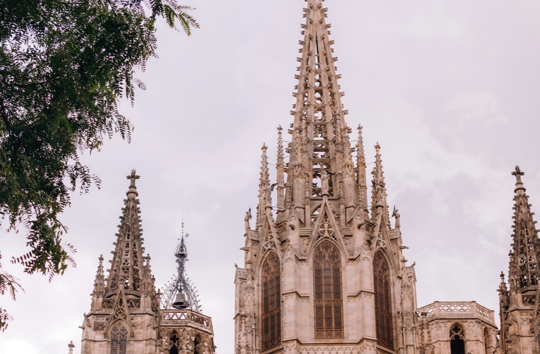 Katedrála v Barcelone s plagátom festivalu Música Mercè