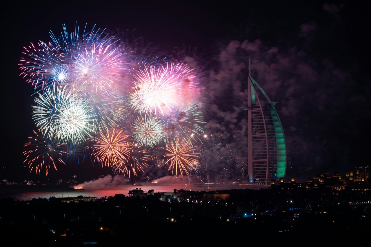Novoročný ohňostroj pri hoteli Burj Al Arab v Dubaji