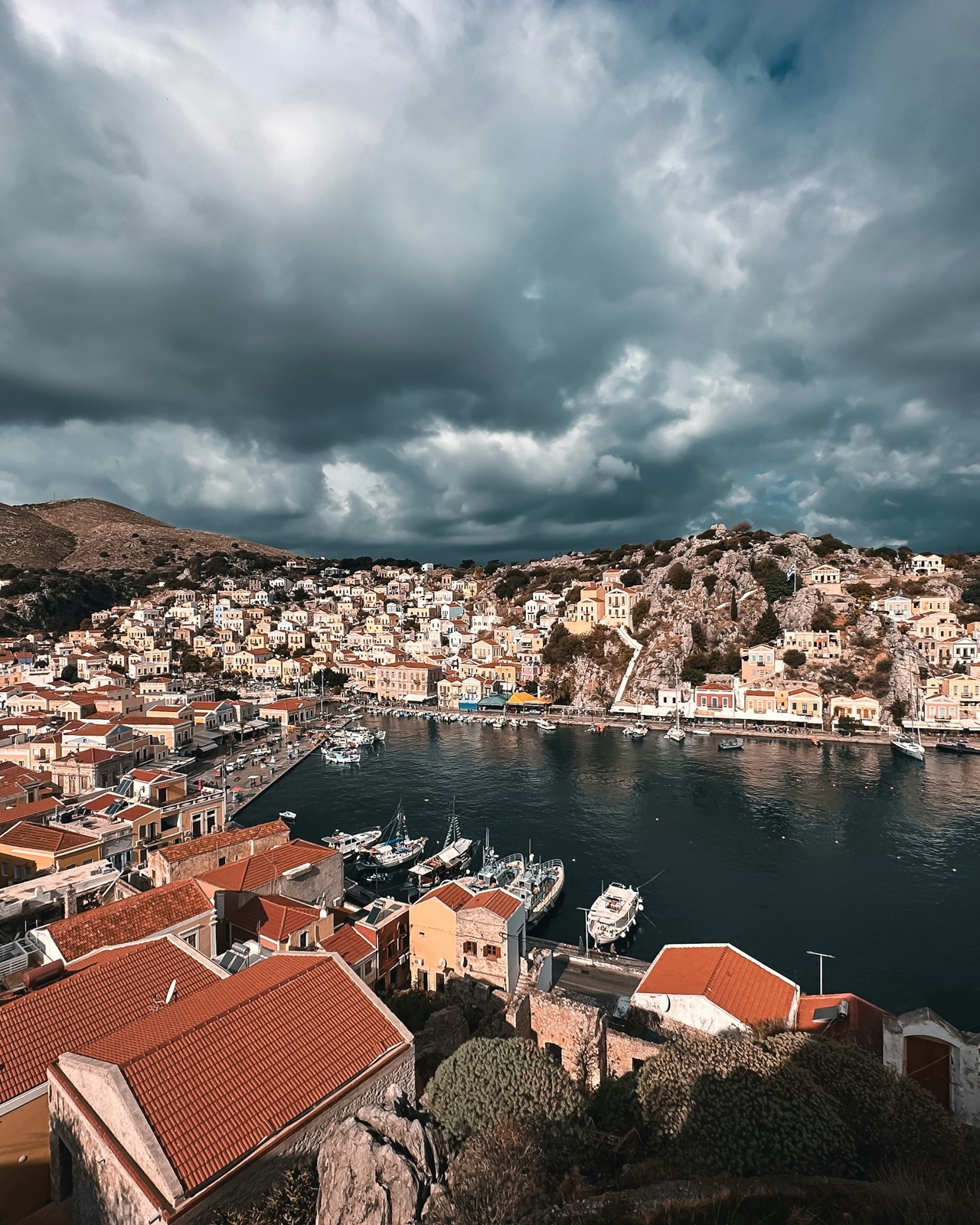Farebné benátske domy v prístave na ostrove Symi