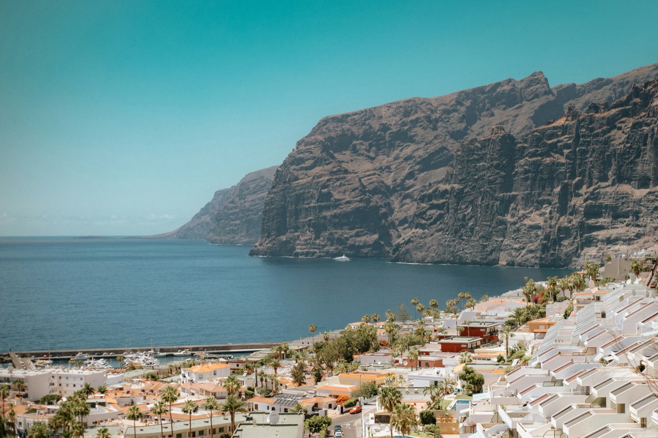 Útesy Los Gigantes nad Atlantickým oceánom na Tenerife
