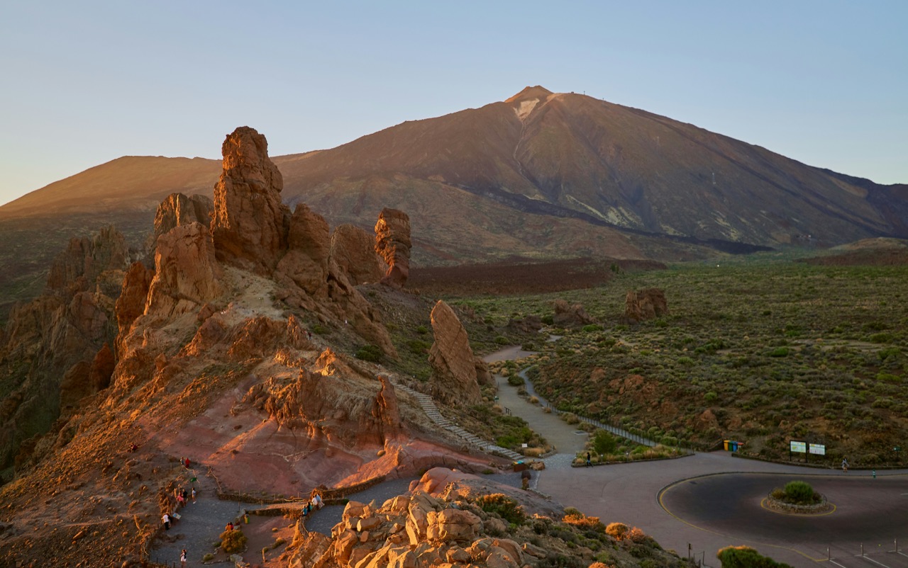 Sopka Pico del Teide a skalné veže Roques de García na Tenerife pri západe slnka