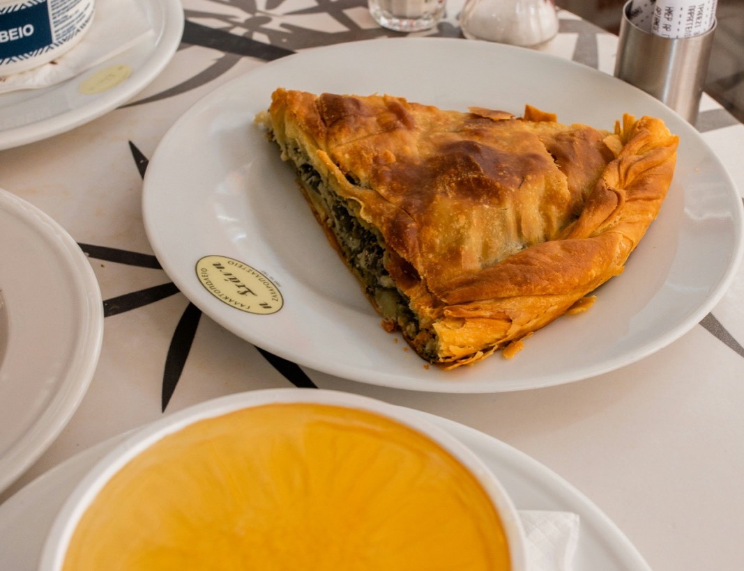 Kúsok špenátového koláča spanakopita
