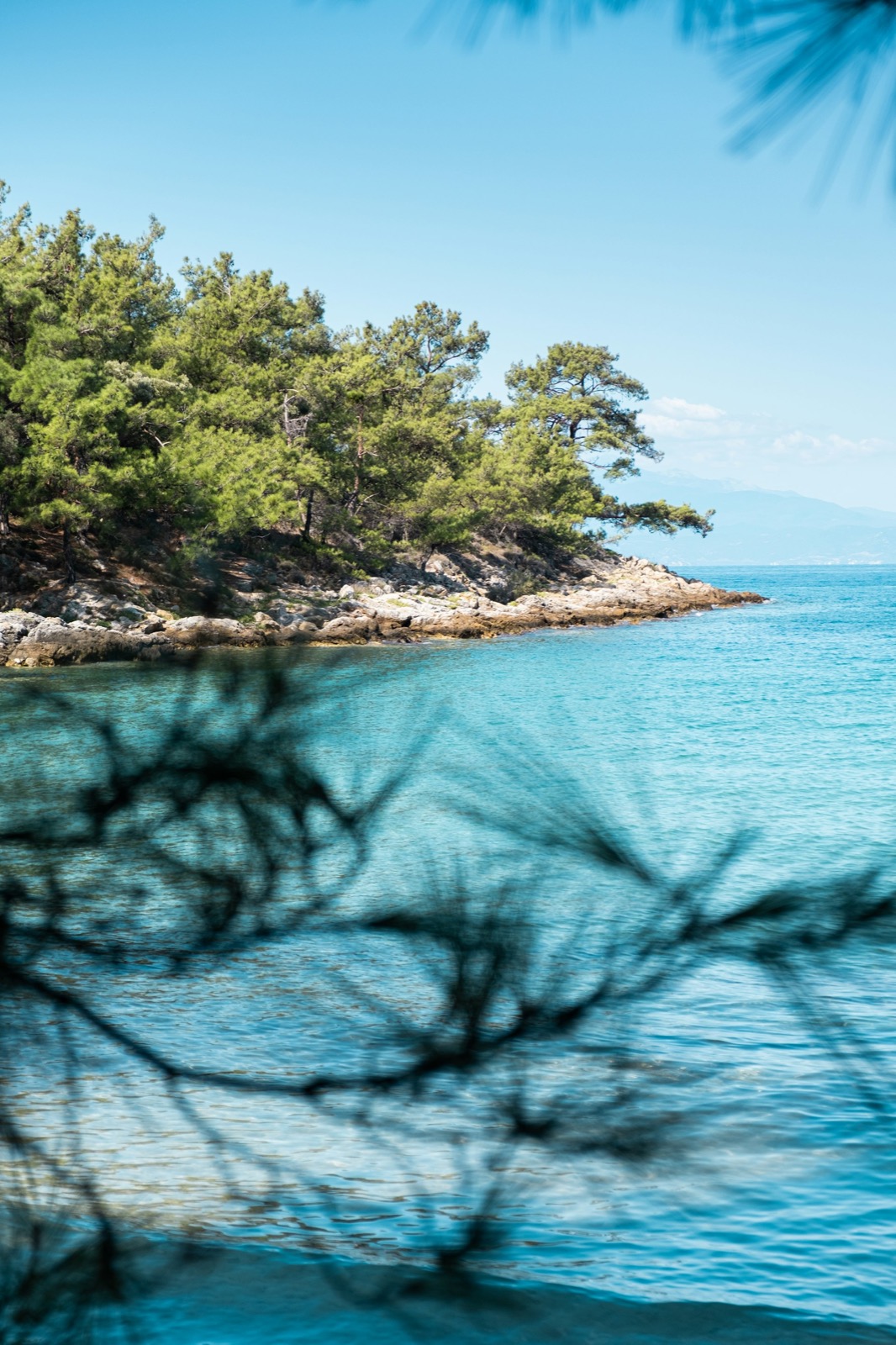 Prírodný bazén Giola obklopený skalami na ostrove Thassos