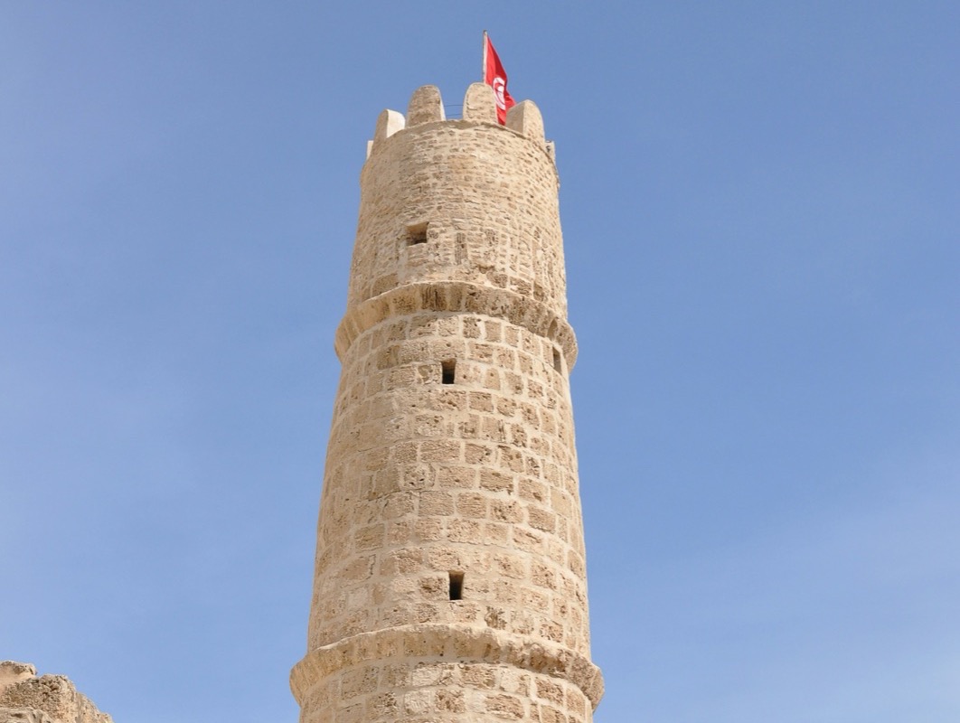 Strážna veža pevnosti Ribat v Monastire s tuniskou vlajkou