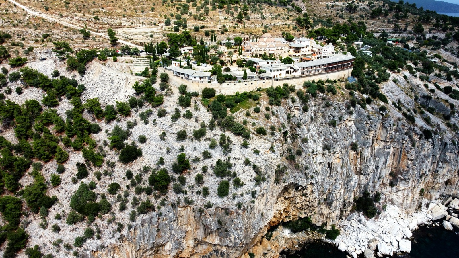 Kláštor na okraji skalnatého útesu na ostrove Thassos