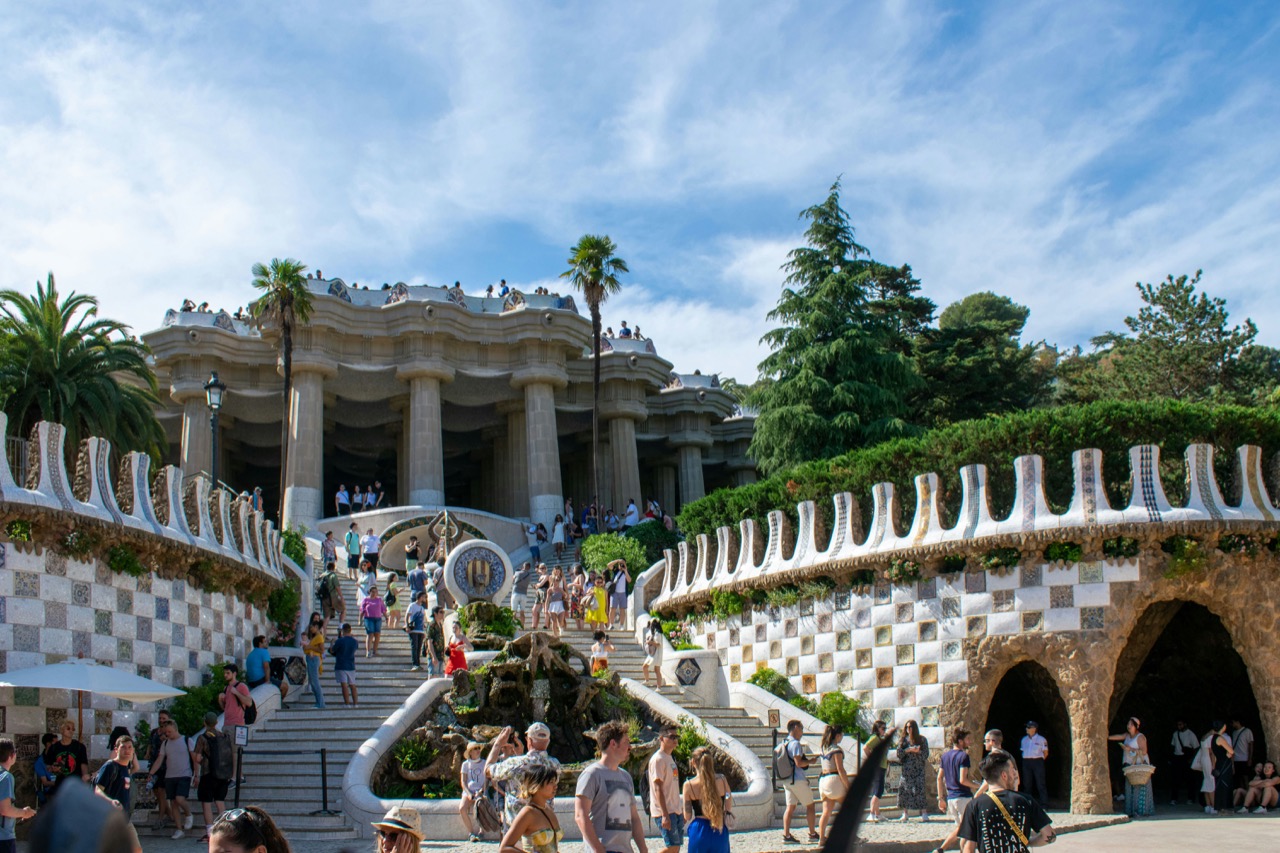 Vstup do parku Güell v Barcelone s mozaikovými lavičkami