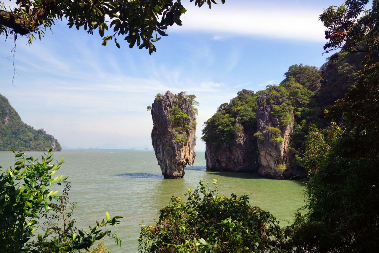 Skalná veža Khao Phing Kan v zálive Phang Nga v Thajsku