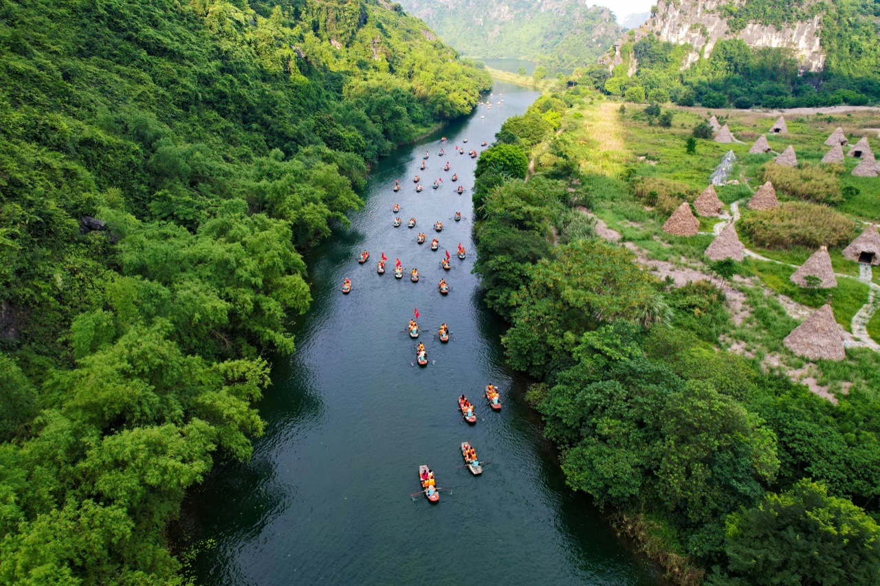 Loďky na rieke v komplexe Trang An pri Ninh Binh