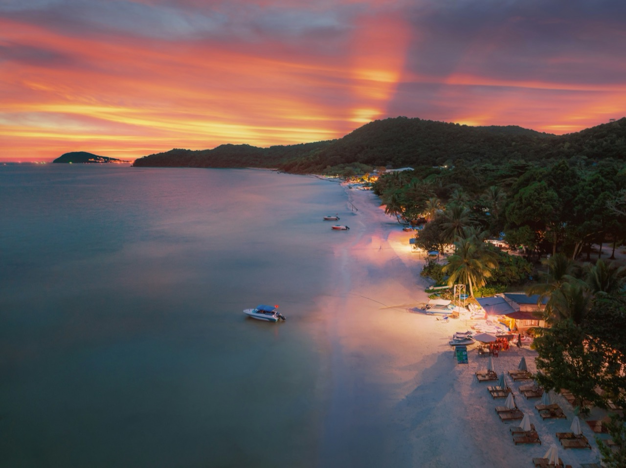 Západ slnka nad pláží Sao na ostrove Phu Quoc