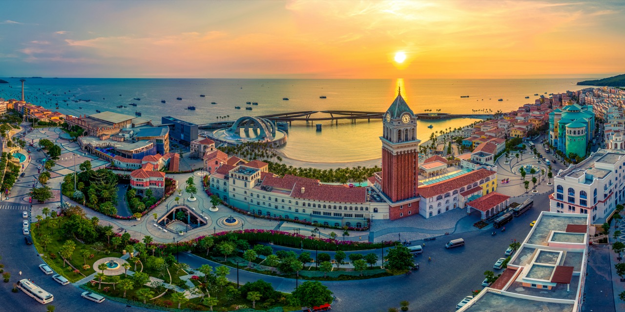 Sunset Town a most Kiss Bridge na ostrove Phu Quoc pri západe slnka