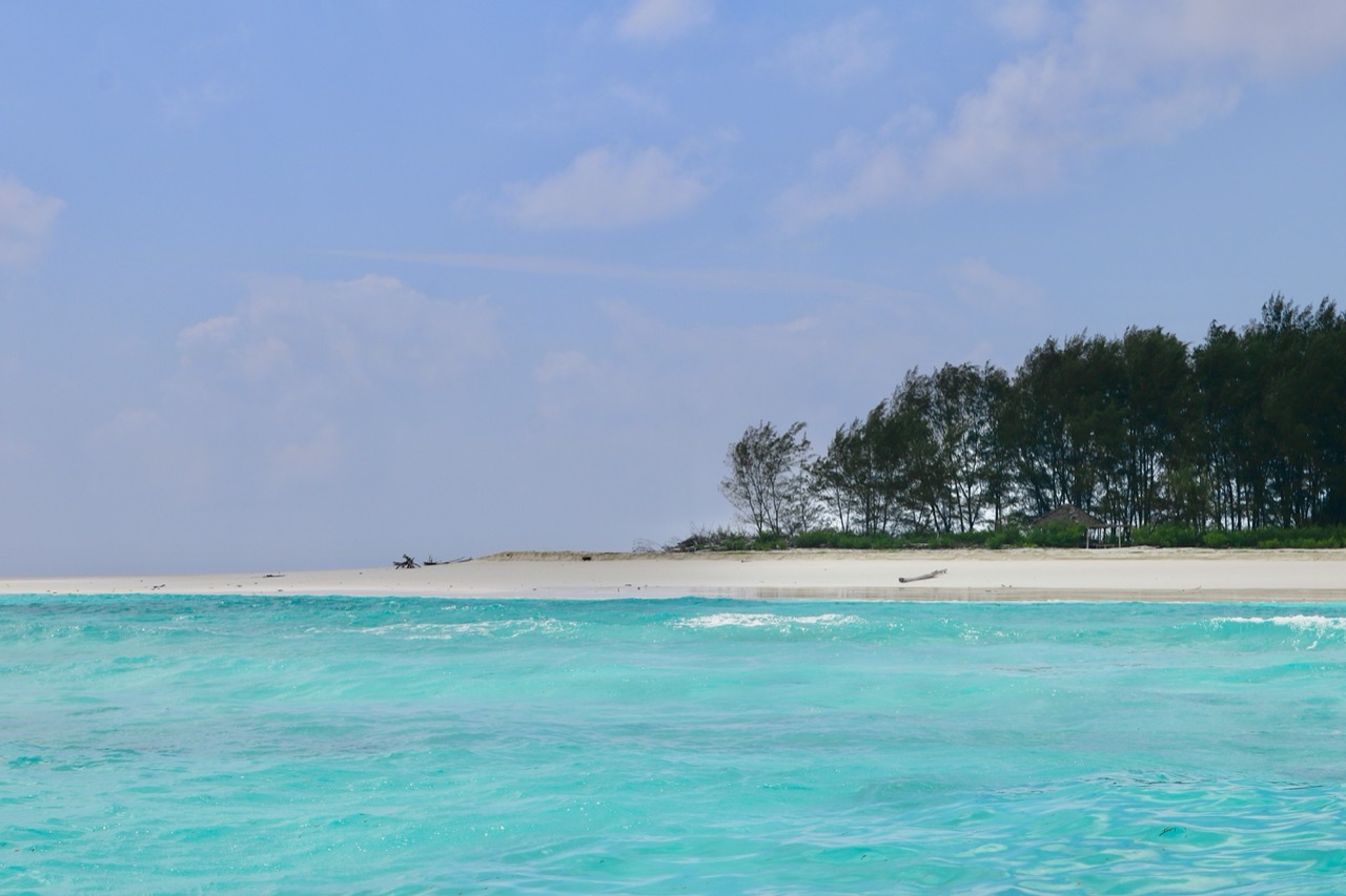 Biela piesočná kosa a tyrkysové more na Zanzibare