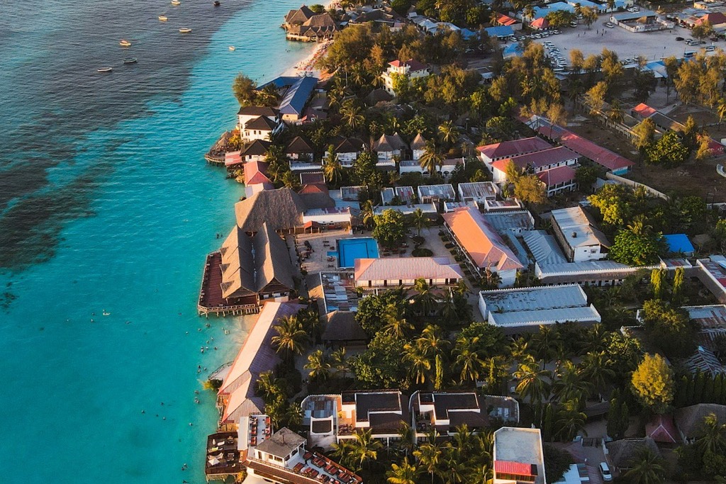 Letecký pohľad na hotely a pláž v Nungwi na Zanzibare