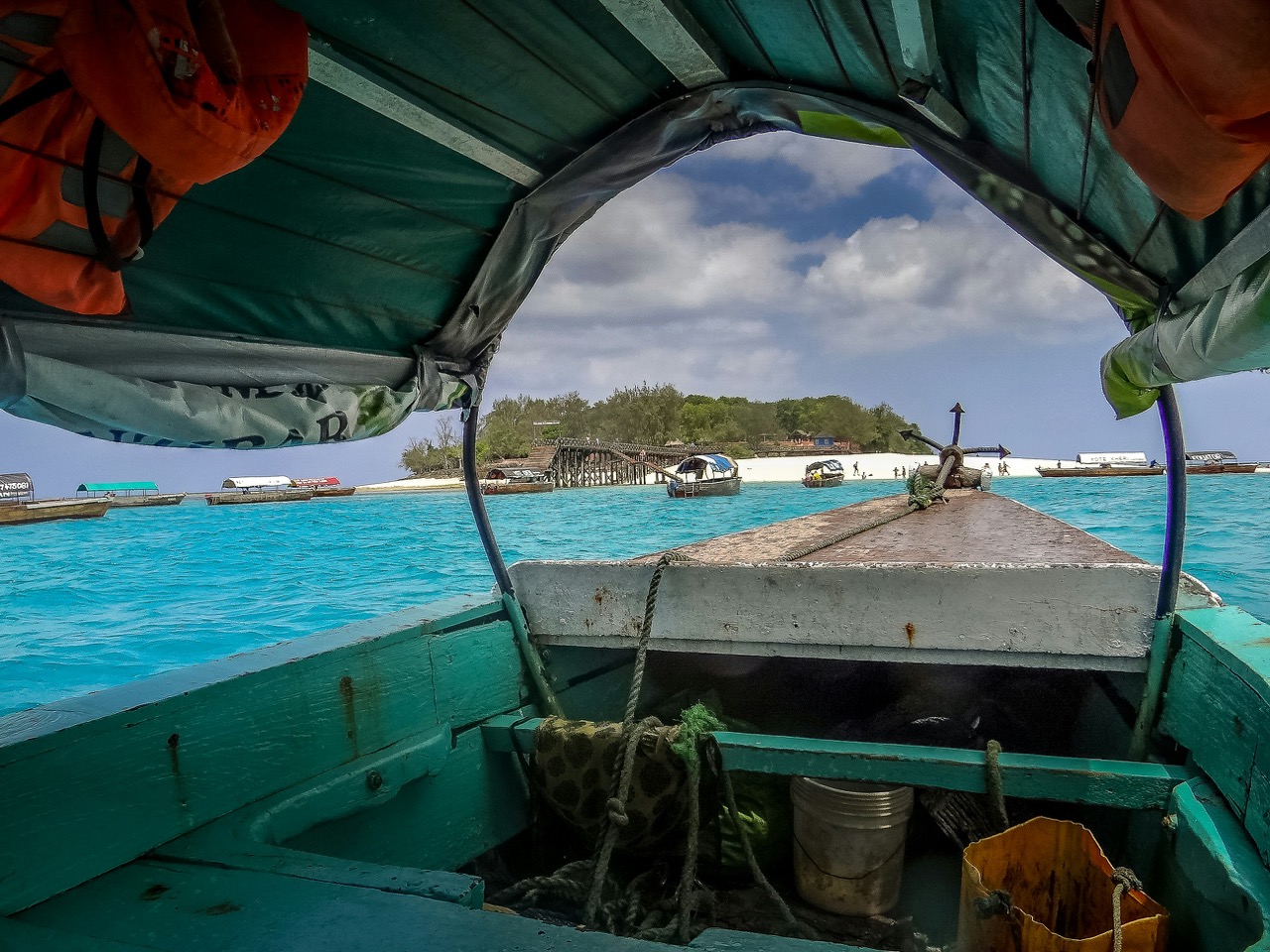 Výhľad z lode na tyrkysové more pri pobreží Zanzibaru