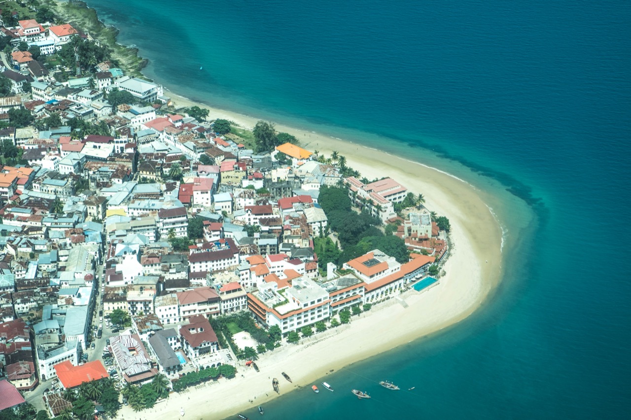 Letecký pohľad na štvrť Stone Town v Zanzibar City pri pobreží
